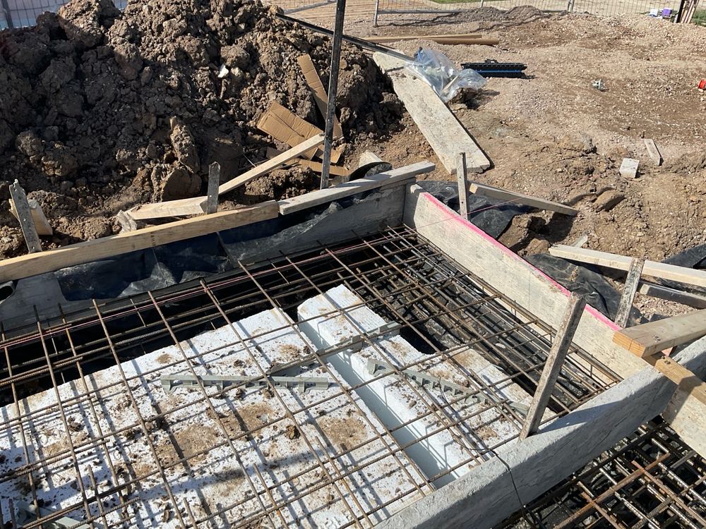 Mesh corner not tied down, free to lift or shift as the concrete goes in, Officer